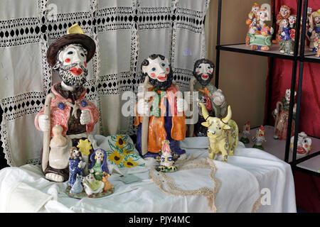 Vila do Conde, Portugal - 6 août 2014 : des poupées d'argile traditionnelle portugaise et de broderie en vente à la foire artisanale annuelle à Vila do Conde Banque D'Images