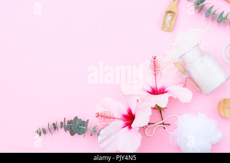 Arrière-plan de beauté avec un savon naturel, crème, , et l'hibiscus Banque D'Images
