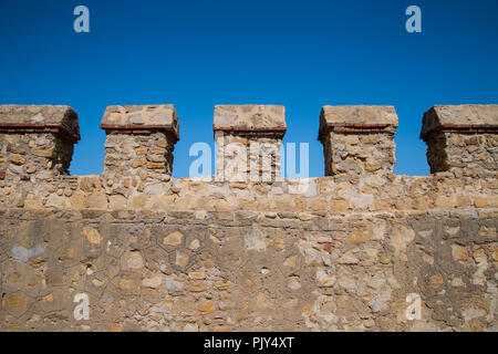 Avis de rempart contre le ciel bleu - Asilah, Maroc Banque D'Images