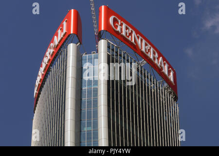 Signe de l'Assicurazioni Generali assurance italienne en haut de la Tour Generali à Milan conçu par Zaha Hadid Architects Banque D'Images