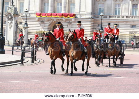 La parade annuelle de la couleur a eu lieu à Londres en l'honneur de l'anniversaire de la reine Elizabeth. Les rues bordées de milliers d'accueillir Sa Majesté un Banque D'Images