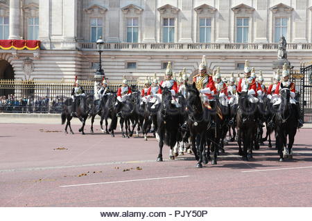 La parade annuelle de la couleur a eu lieu à Londres en l'honneur de l'anniversaire de la reine Elizabeth. Les rues bordées de milliers d'accueillir Sa Majesté un Banque D'Images