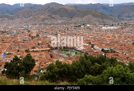 Superbe vue aérienne de Plaza de Armas et le centre-ville de Cusco, au vu de la citadelle de Sacsayhuaman, Site du patrimoine mondial de l'Unesco au Pérou Banque D'Images