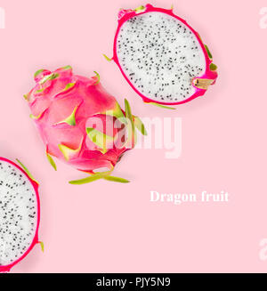 Concept alimentaire,mise en page créative faite de dragonfruit (pitahaya) isolé sur fond rose. Banque D'Images