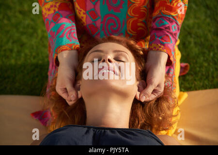 Thai Massage des oreilles. Banque D'Images