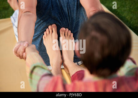 Les jeunes pieds thérapeute faisant le massage thaïlandais. Banque D'Images