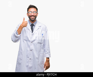 Adult hispanic scientifique ou un médecin homme portant un manteau blanc sur fond isolé faisant plaisir Thumbs up geste avec la main. L'expression d'approbation looki Banque D'Images