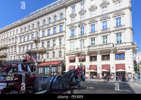 Wien, Vienne : l'hôtel Sacher, Fiaker (horse cart), 01. Innere Stadt, Vienne, Autriche Banque D'Images