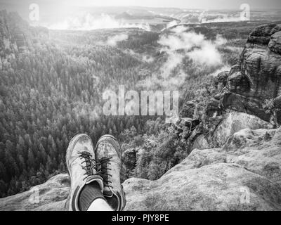 Des chaussures confortables de marche. Chaussures tout terrain. Chaussures de randonnée randonneur sur outdoors walking rocky crossing traail. Randonnée d'automne dans la nature à l'état pur Banque D'Images