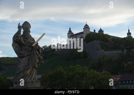 Statue de Saint KIlian sur le "Alte Mainbrücke" à Würzburg, Franconia, Bavaria, Germany Banque D'Images