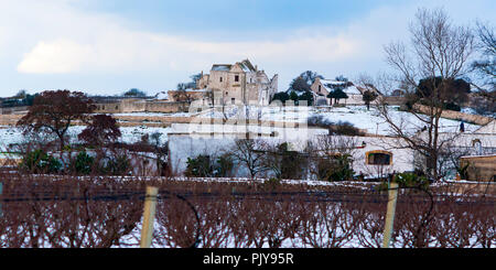 Paysage rural campagne des Pouilles avec murs secs et masseria saupoudré de neige Banque D'Images