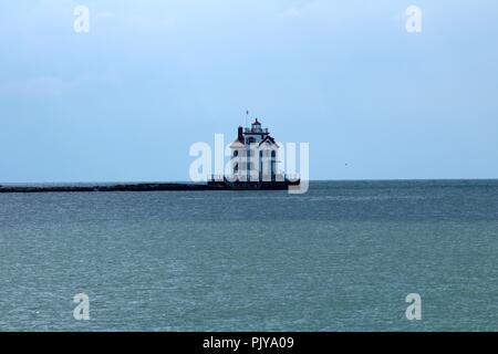 Seul le phare sur le lac journée ensoleillée Banque D'Images