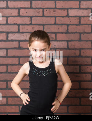 Jeune fille avec une moustache de lait gesticulant devant expressivement un mur arrière-plan. Banque D'Images