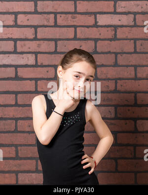 Jeune fille avec une moustache de lait gesticulant devant expressivement un mur arrière-plan. Banque D'Images