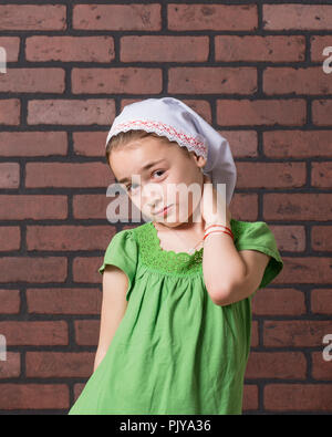 Jeune fille avec une moustache de lait gesticulant devant expressivement un mur arrière-plan. Banque D'Images