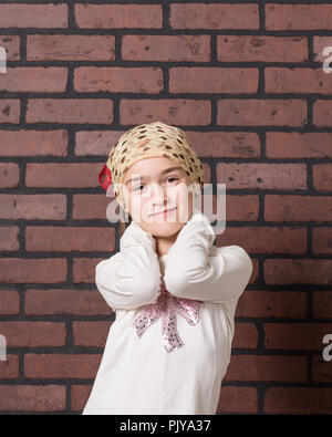 Jeune fille avec une moustache de lait gesticulant devant expressivement un mur arrière-plan. Banque D'Images