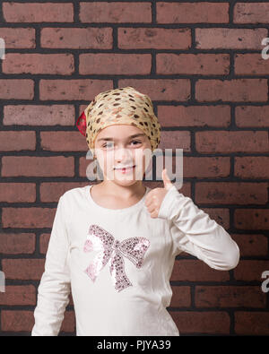 Jeune fille avec une moustache de lait gesticulant devant expressivement un mur arrière-plan. Banque D'Images