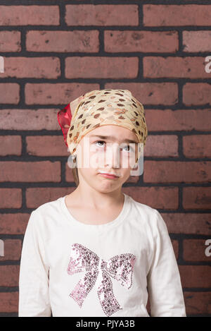 Jeune fille avec une moustache de lait gesticulant devant expressivement un mur arrière-plan. Banque D'Images