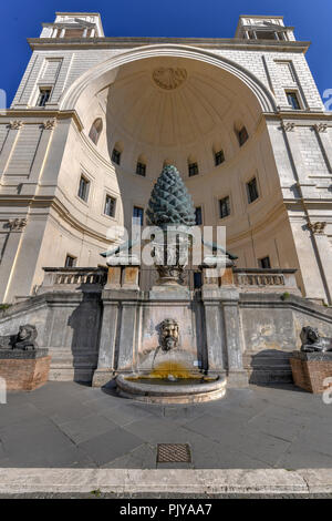 Fontana della Pigna (ou le cône de pin, 1er siècle après JC) représente un gigantesque Cône de pin - ancienne fontaine romaine en cour de la Pigna (Cortile della Pigna) je Banque D'Images