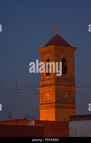 Orange brique clocher de l'église catholique à Valence Espagne tôt le matin avec le fond de ciel Banque D'Images