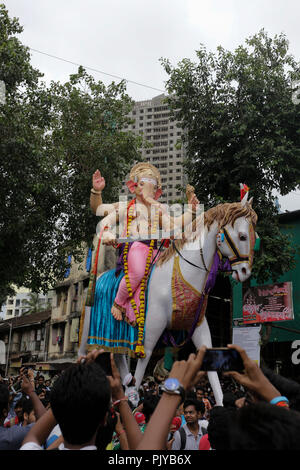 Ganesh idol au début de la marque processions Festival Ganesh célébration. Banque D'Images