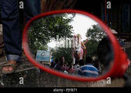 Ganesh idol reflet dans le rétroviseur, au début de la marque processions Festival Ganesh célébration. Banque D'Images