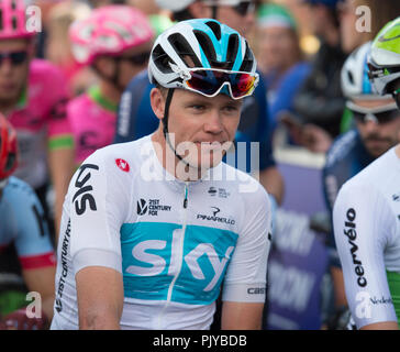 Ligne de départ au Tour de Grande-Bretagne 2018 avec Julian Alaphilippe de l'équipe Quick Step Parquet (vert), l'adjudicataire éventuel. Credit : Malcolm Park/Alamy Banque D'Images