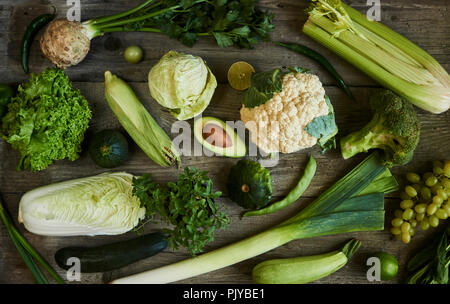 Mise à plat série d'un assortiment de légumes aux couleurs verte, produits bio frais et légumes crus Banque D'Images