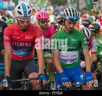 Ligne de départ au Tour de Grande-Bretagne 2018 avec Julian Alaphilippe de l'équipe Quick Step Parquet (vert), l'adjudicataire éventuel. Credit : Malcolm Park/Alamy Banque D'Images
