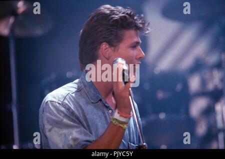 Morten Harket von 'a-ha', norwegische Popgruppe, bei einem der Auftritt IFa de Berlin, Deutschland 1987. Morten Harket de pop norvégienne en bande 'a-ha' en live à l'IFA de Berlin, Allemagne 1987. Dans le monde d'utilisation | Banque D'Images