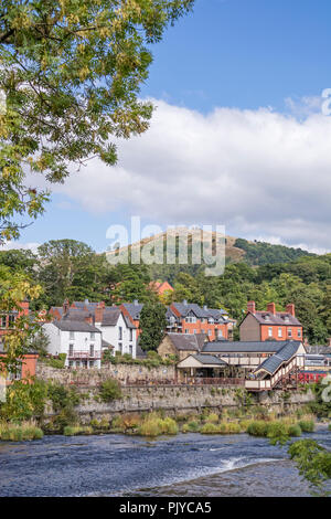 À la recherche de l'autre côté de la rivière Dee vers la gare de Llangollen, Llangollen, Wales, UK Banque D'Images