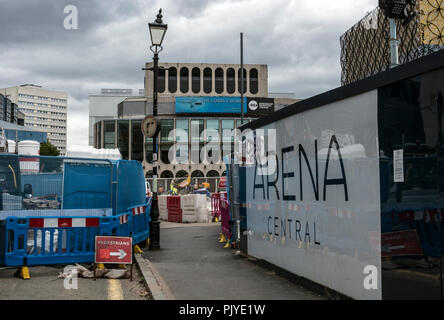 Un parcours pédestre à travers le Paradise Circus avec le réaménagement Rep theatre dans la distance, Birmingham, UK Banque D'Images