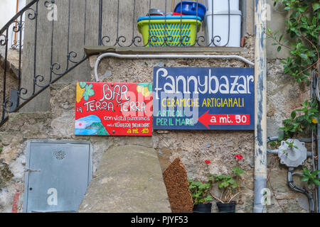 Amusant involontairement la boutique sign dans la rue à Corniglia, qui est l'un des Cinque Terra communes. Banque D'Images