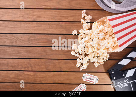 Concept de cinéma avec des objets sur la latte en bois table. Concept de regarder des films. Composition horizontale. Vue d'en haut. Banque D'Images