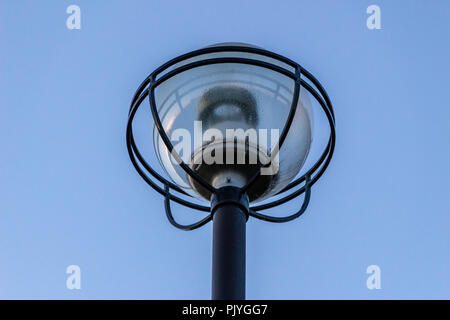 Lampadaire sur le fond de ciel bleu Banque D'Images