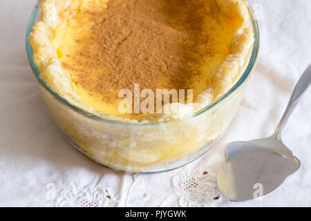 Tarte au lait close up sur un tissu blanc - dessert traditionnels sud-africains Banque D'Images