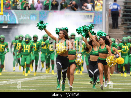 Oregon USA. Sep 8, 2018. L'Oregon cheerleaders apporter sur l'équipe pour le début de la NCAA football match entre l'état de Portland Vikings et l'Oregon Ducks at Autzen Stadium, Eugene, OR. Larry C. Lawson/CSM/Alamy Live News Banque D'Images