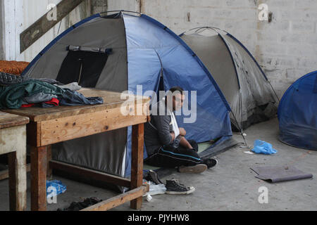 Patras, Achaïe, Grèce. 18 Juin, 2017. Un migrant autour de sa tente après avoir son bras traités par les médecins.Les migrants qui vivent à l'ancienne usine de papier Ladopoulos, qui a été transformé en un camp de fortune recevoir l'examen médical et l'aide. Menelaos Crédit : Michalatos SOPA/Images/ZUMA/Alamy Fil Live News Banque D'Images