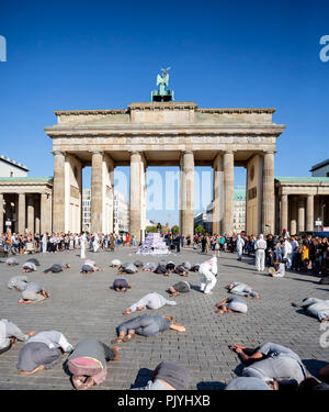 Berlin, Allemagne. 09Th Nov, 2018. Les participants de la manifestation avec l'art performance 'Soulèvement de la jeunesse" se coucher sur le sol en face de la porte de Brandebourg. Credit : Christoph Soeder/dpa/Alamy Live News Banque D'Images