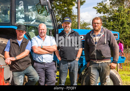 Tour du lac, Cork, Irlande. Le 9 septembre 2018. Fachtna McCarthy, Rosscarbery, Geoffrey O'Leary, John Jo O'Leary, Bandon et Leslie Wolfe à l'Ouest de Cork Vintage labourer et battage qui a eu lieu à Barryshall Co.Cork Timoleague. Crédit : David Creedon/Alamy Live News Banque D'Images