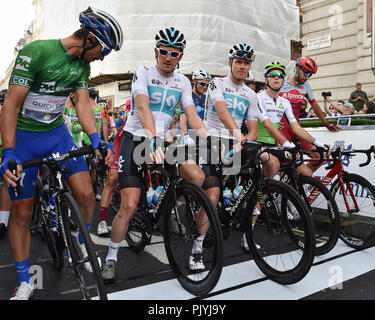 Londres, Royaume-Uni. 09Th Nov, 2018. Christopher Froome et Thomas de l'engrenage de l'équipe Sky (centre) avec les officiels de course au début au cours de 2018 l'énergie OVO Tour of Britain - Étape 8 : la scène londonienne le Dimanche, Septembre 09, 2018, London England : Crédit : Taka Wu/Alamy Live News Banque D'Images