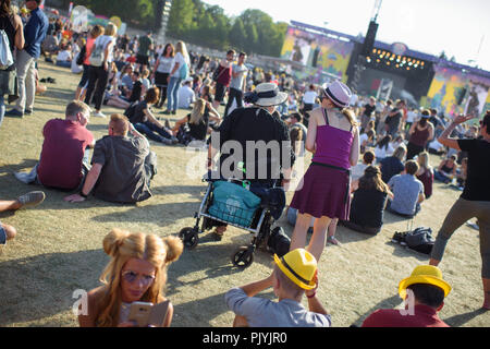 Berlin, Allemagne. 09Th Nov, 2018. Un visiteur se trouve sur une marchette devant la scène pendant un concert au festival de musique de deux jours sur la base de 18/12/06 le parc olympique. Credit : Gregor Fischer/dpa/Alamy Live News Banque D'Images