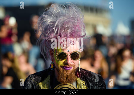 Berlin, Allemagne. 09Th Nov, 2018. Un visiteur se trouve en face d'une étape du festival de musique de deux jours sur la base de 18/12/06 le parc olympique. Credit : Gregor Fischer/dpa/Alamy Live News Banque D'Images