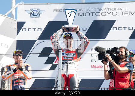 Felicity sur le podium fin de la course 04 Andrea Dovizioso ITA Ducati Team Ducati MOTOGP au "Misano World Circuit Marco Simoncelli", Italie 13e ronde de championnat MotoGP mot Gran Premio Octo di San Marino e della Riviera di Rimini 07 set - set 09 , 2018 à Misano Italie Banque D'Images