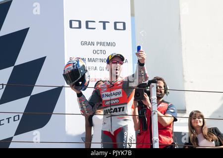 Felicity sur le podium fin de la course 04 Andrea Dovizioso ITA Ducati Team Ducati MOTOGP au "Misano World Circuit Marco Simoncelli", Italie 13e ronde de championnat MotoGP mot Gran Premio Octo di San Marino e della Riviera di Rimini 07 set - set 09 , 2018 à Misano Italie Banque D'Images