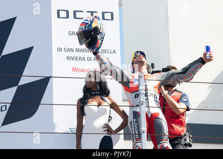 Felicity sur le podium fin de la course 04 Andrea Dovizioso ITA Ducati Team Ducati MOTOGP au "Misano World Circuit Marco Simoncelli", Italie 13e ronde de championnat MotoGP mot Gran Premio Octo di San Marino e della Riviera di Rimini 07 set - set 09 , 2018 à Misano Italie Banque D'Images