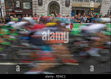 Londres, Royaume-Uni. 9 Septembre, 2018. L'OVO Energy Tour of Britain Londres Stade 8 se termine par un 14 tours de circuit dans le centre de Londres sur routes fermées en face de grandes foules et couvrant 77km à une vitesse de 80km/h, départ et arrivée sur la rue Regent St James's près de Piccadilly Circus. Credit : Malcolm Park/Alamy Live News. Banque D'Images