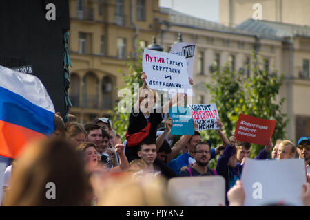 Une jeune femme tenant une pancarte disant 'Poutine justifie la corruption et la dégradation de l' pendant une manifestation à Moscou, où les militants de l'opposition russe se sont réunis pour exprimer le ressentiment au sujet d'un nouveau projet d'refrom pension. Banque D'Images