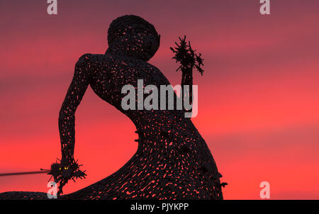 Uttoxeter, UK. 9 septembre 2018. Le soleil se couche derrière le Centaure Sculpture en Uttoxeter, Staffordshire, Royaume-Uni. Il a été conçu par Andy Scott et est l'un des deux ronds-points sur les sculptures sur la route A518. Le 9 septembre 2018. Crédit : Richard Holmes/Alamy Live News Banque D'Images