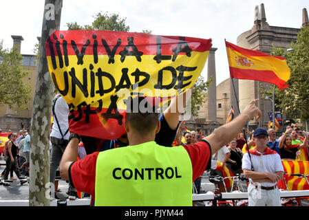 Barcelone, Catalogne, Espagne. Sep 9, 2018. Membre de l'organisation de la manifestation en faveur de l'unité de l'Espagne contrôle vu un manifestant pour convaincre la police catalane pendant la manifestation.Quelque 2 000 personnes, selon la police locale a démontré à Barcelone en faveur de l'unité de l'Espagne et contre l'indépendance de la Catalogne sous le slogan ; récupérer la dignité. Une contre-manifestation d'une centaine de personnes, convoquées par les anti-fascistes et les mouvements d'indépendance ont également eu lieu autour de la place d'Espagne et dans le cadre d'un dispositif solide qu'ils ont été empêchés de s'affronter bu Banque D'Images